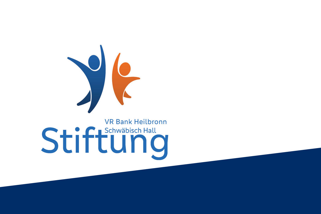 Ein Männchen in blau und ein Männchen in orange klatschen sich ab  und bilden mit dem Text VR Bank Heilbronn Schwäbisch Hall Stiftung das Stiftungslogo