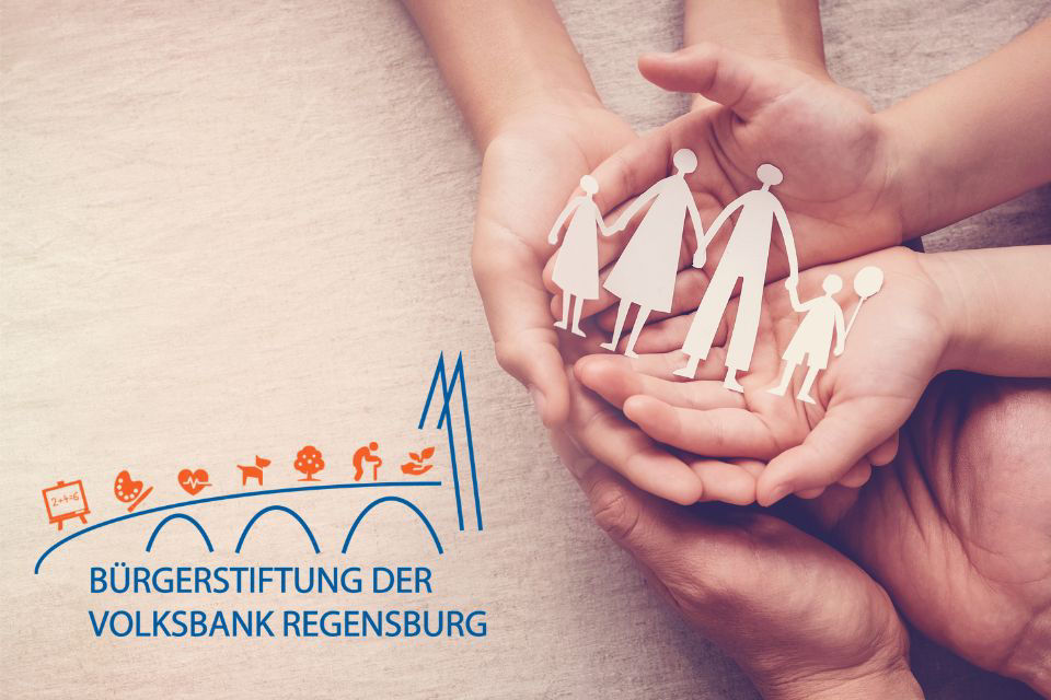 Hände halten Familie in den Händen