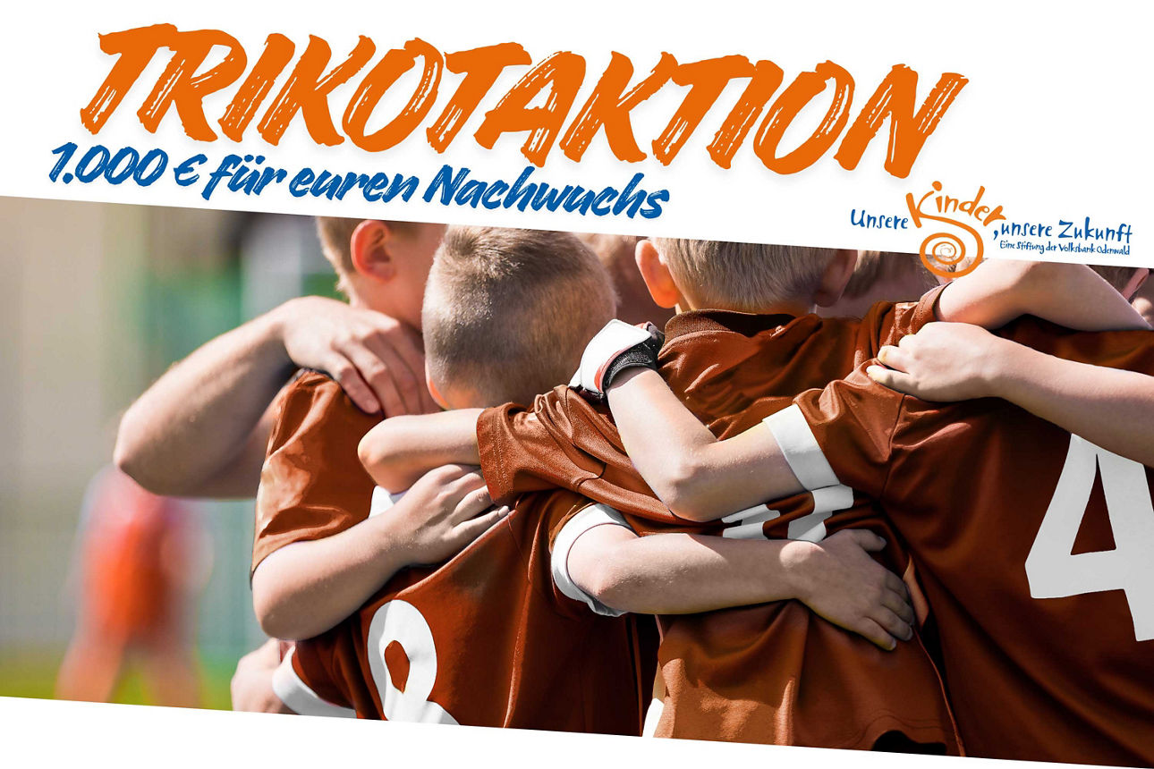 Kinder im Fußballteam feiern ihren Zusammenhalt. Die Trikotaktion unterstützt den Nachwuchssport mit der Chance auf 1.000 Eur