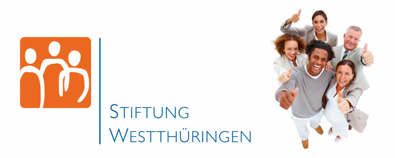 Logo der Stiftung Westthüringe, daneben stehen 5 Leute die sich freuen und einen Daumen nach oben zeigen