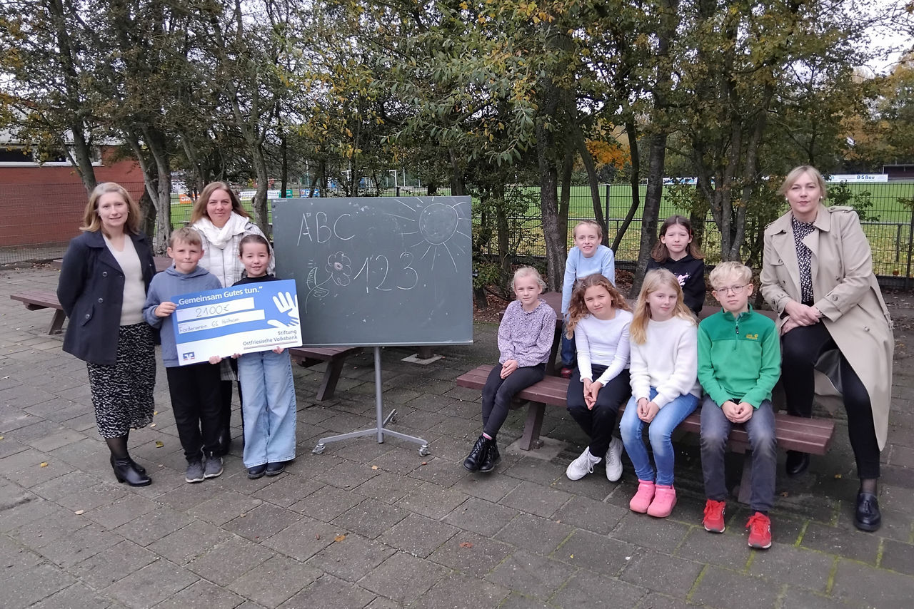 Stiftungsberaterin Andrea Wilken mit Schulkindern, der Schulleiterin und einer Vertreterin im Freiluftklassenzimmer