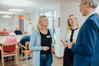 Drei Personen in einem Gespräch in einer Caritas-Einrichtung