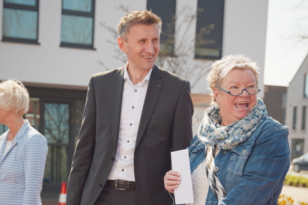 Übergabe VRmobil Kinderbusse in Jever