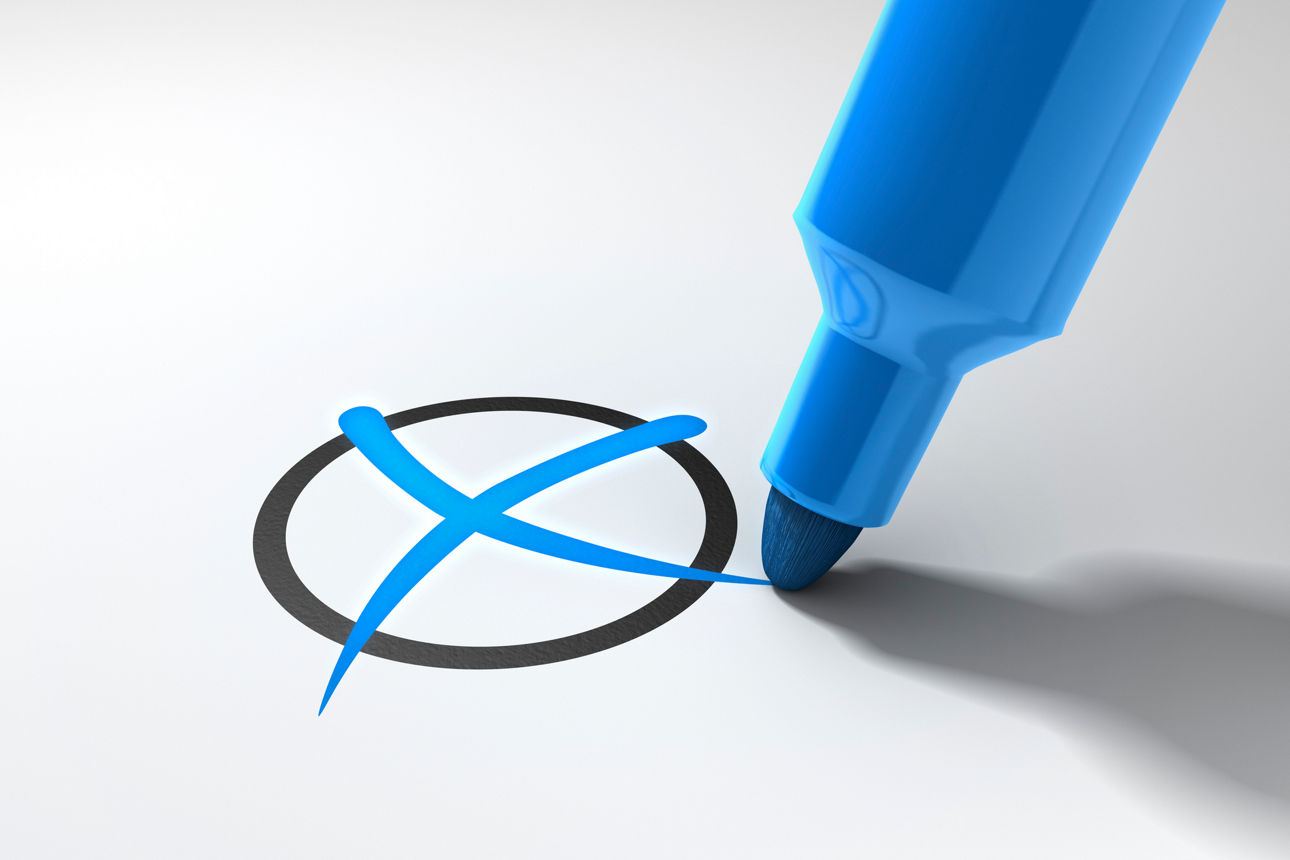 Kreuz in einem Kreis mit Stift gemacht als Symbol für eine Stimmabgabe
