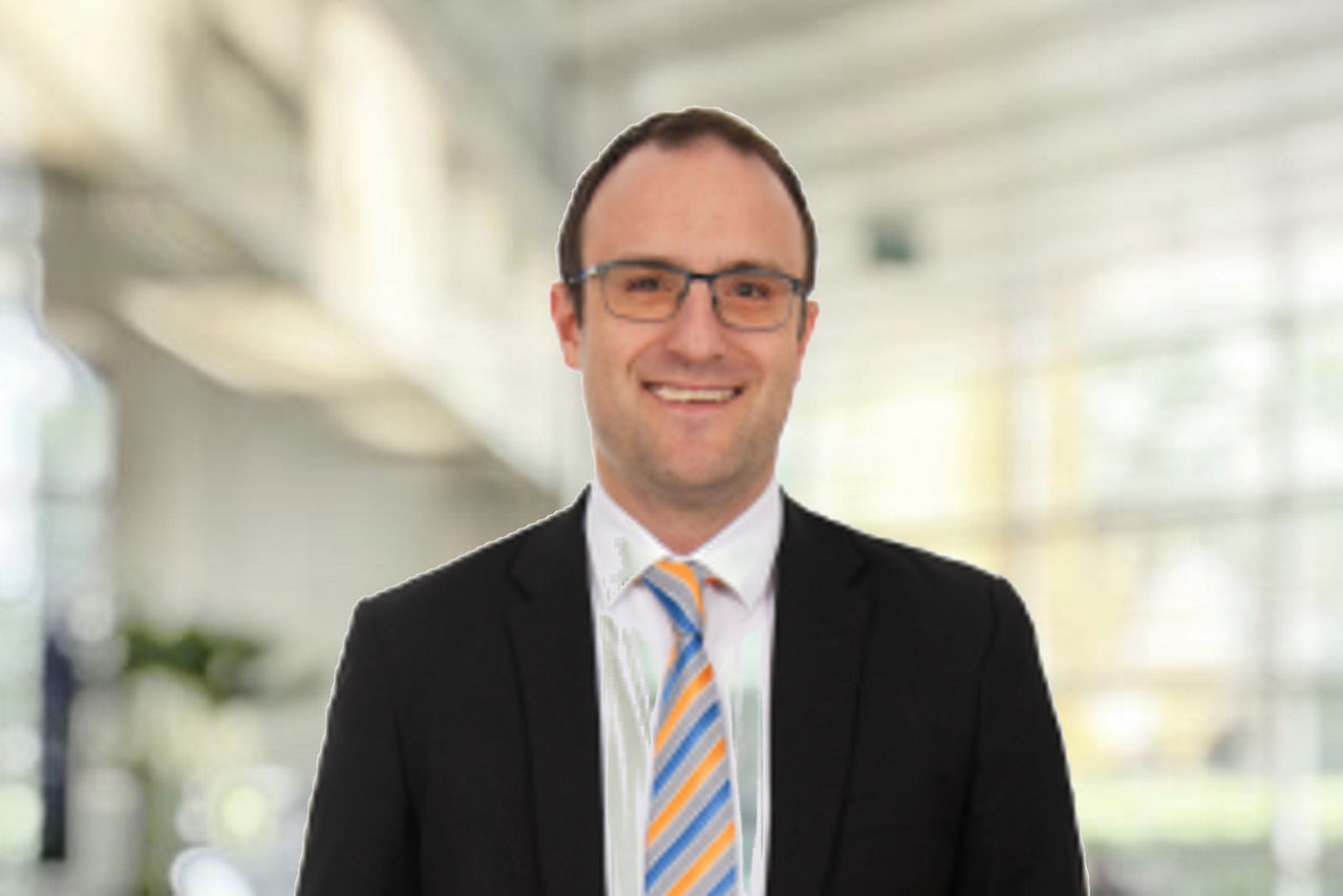 Mitarbeiter in hellem Büroraum 