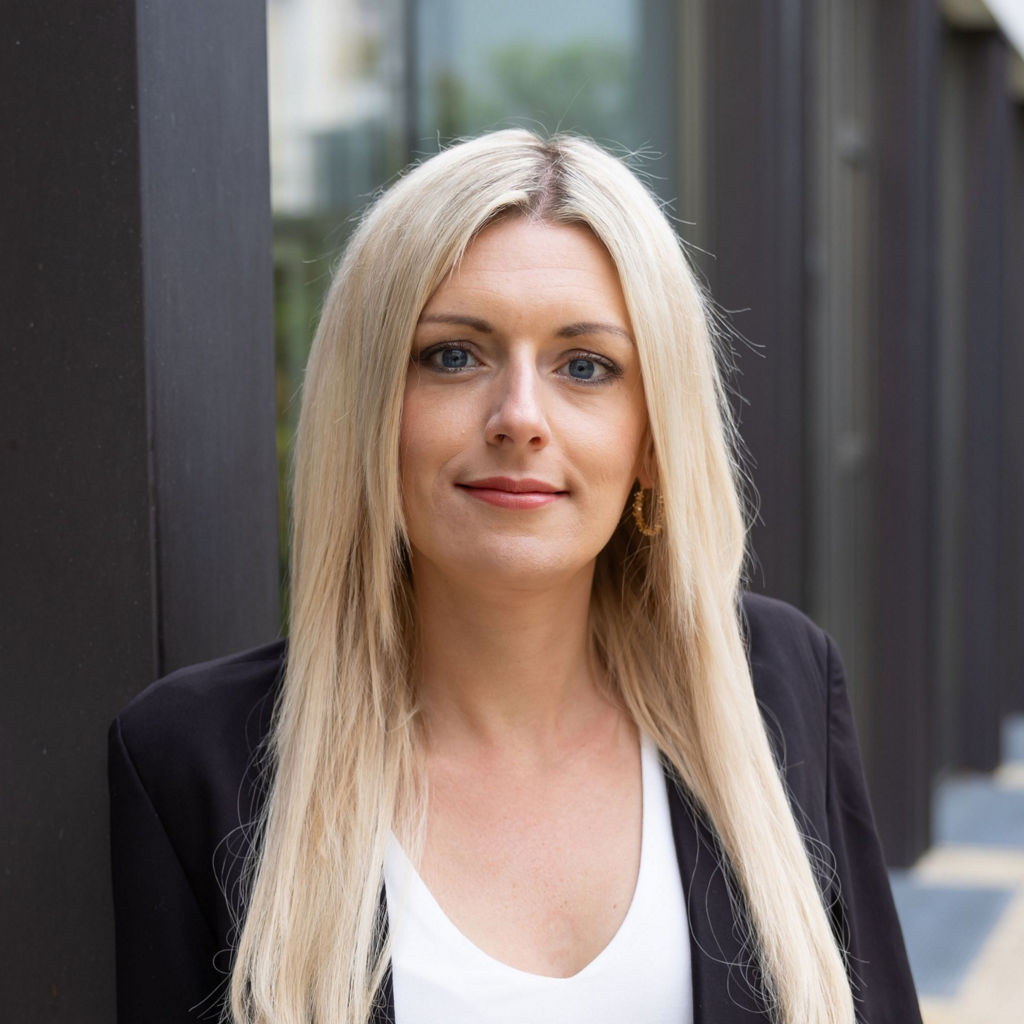 Portrait der Mitarbeiterin Julia Stowasser