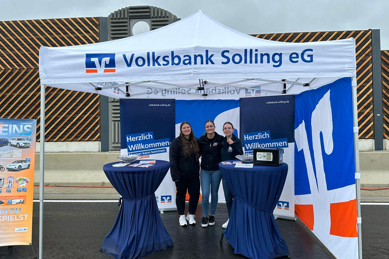 Drei Personen unter einem Pavillon der Volksbank Solling eG