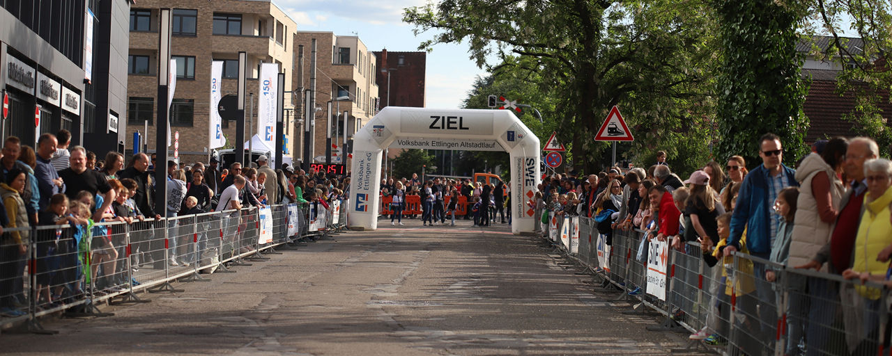 Ziel beim Ettlinger Altstadtlauf mit wartenden Personen am Straßenrand