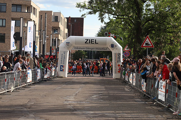 Ziel beim Ettlinger Altstadtlauf mit wartenden Personen am Straßenrand