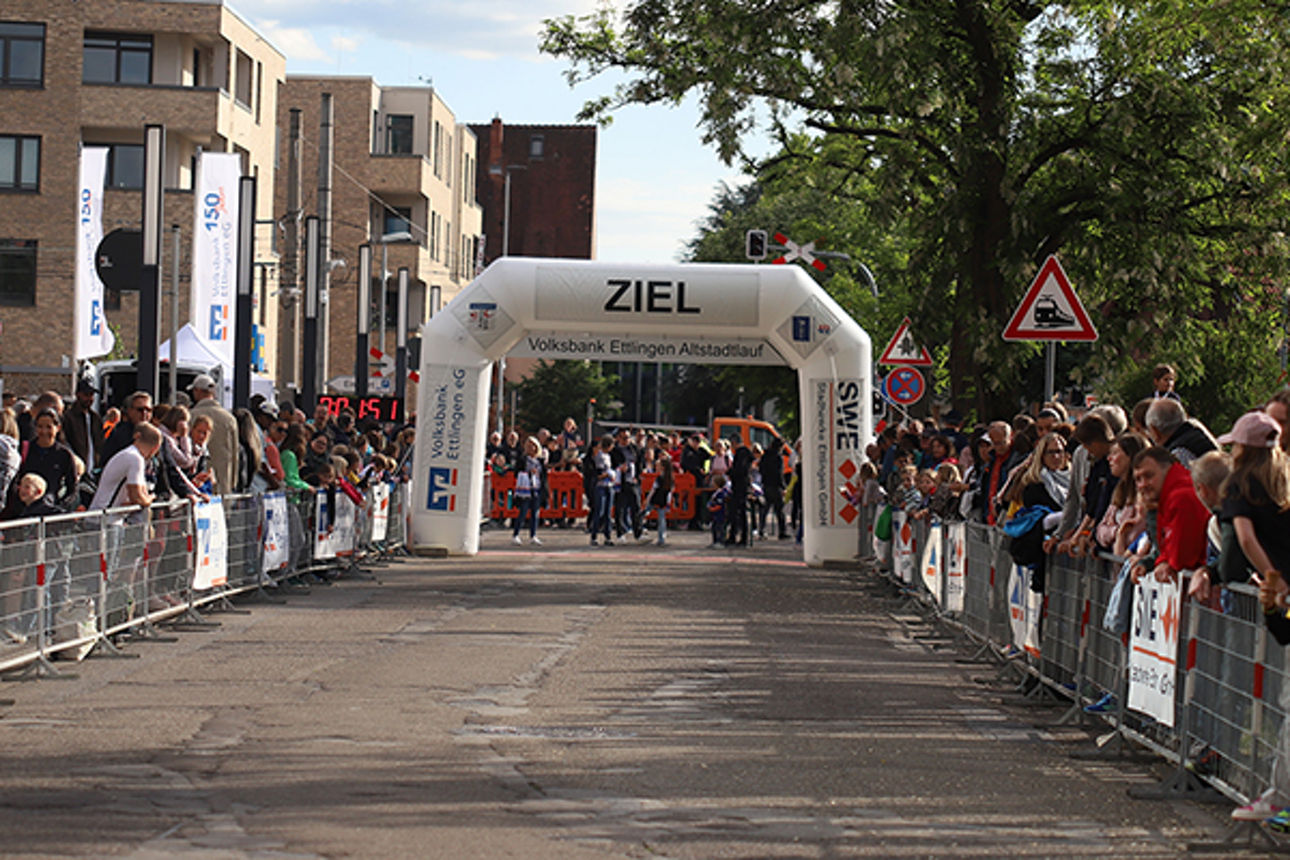 Ziel beim Ettlinger Altstadtlauf mit wartenden Personen am Straßenrand
