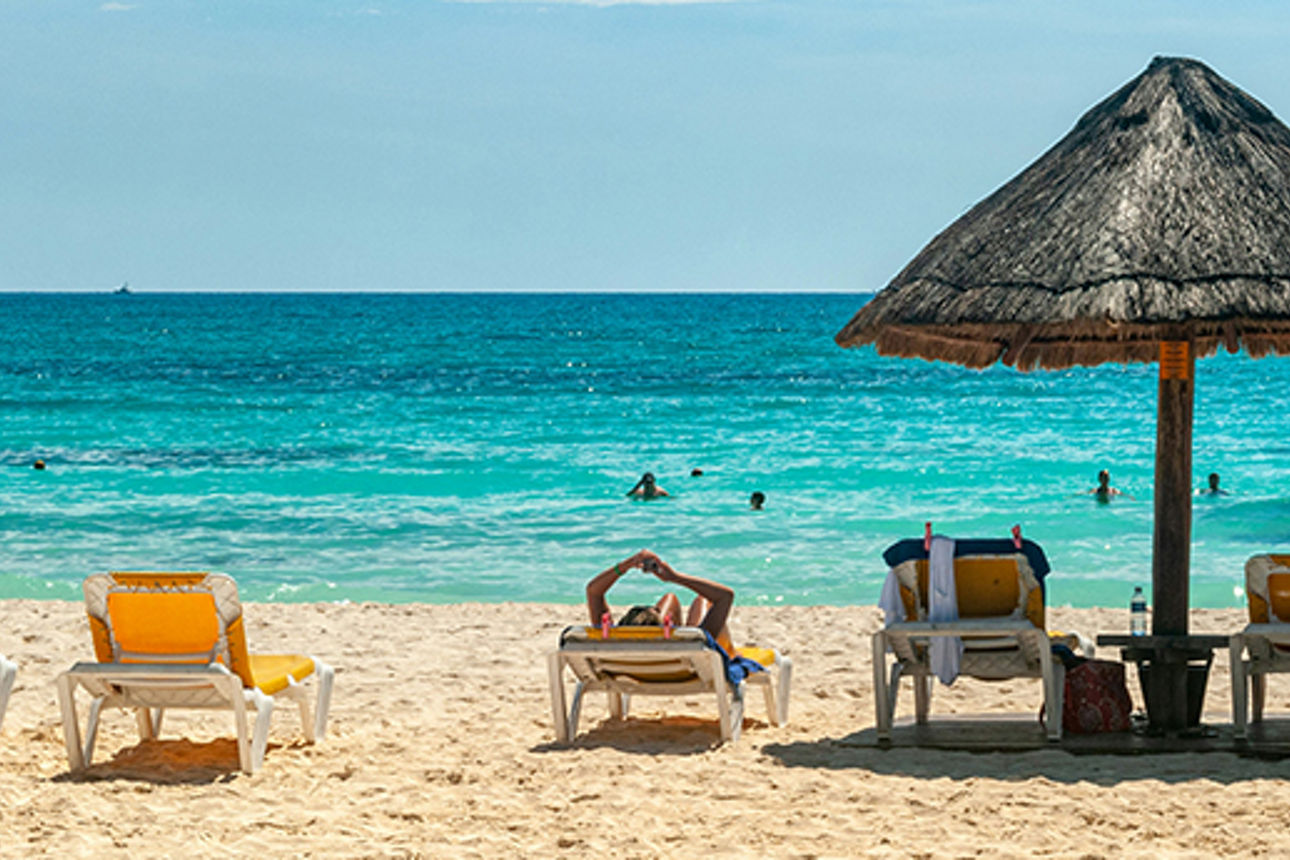 Liegestühle am Sandstrand