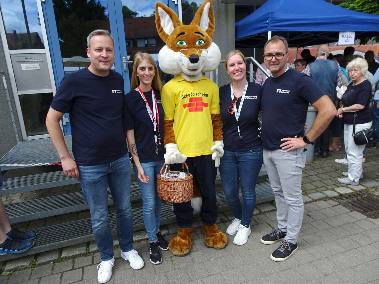 Mitarbeiter der Bank mit dem Bausparfuchs