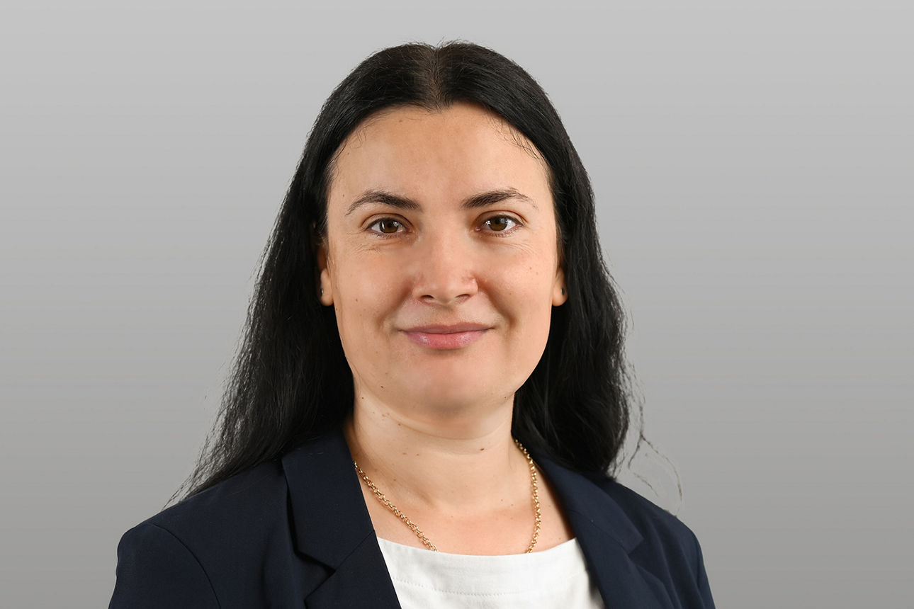 KundenServiceCenter Julia Jenschke vor grauen Hintergrund
