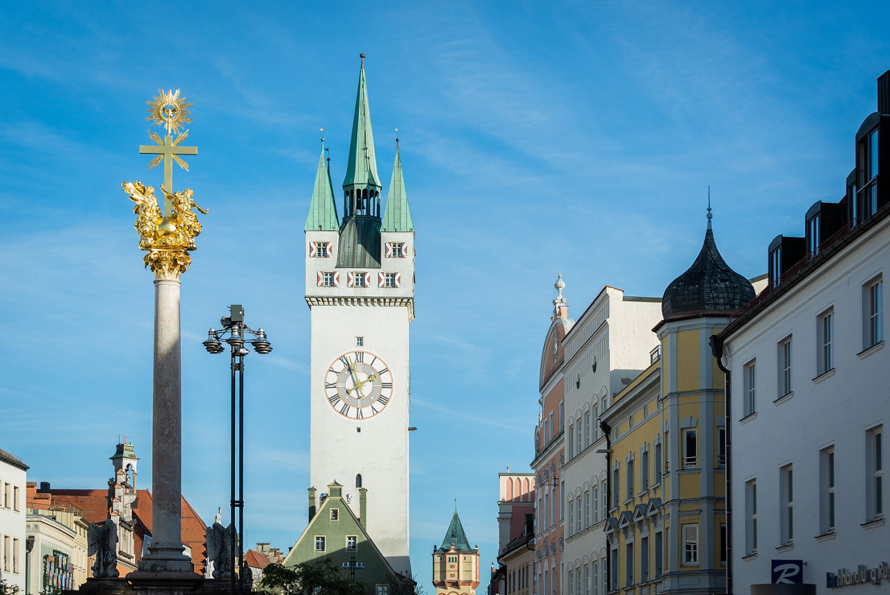 Straubinger Stadtplatz mit Blick auf den Stadtturm und die Dreifaltigkeitssäule