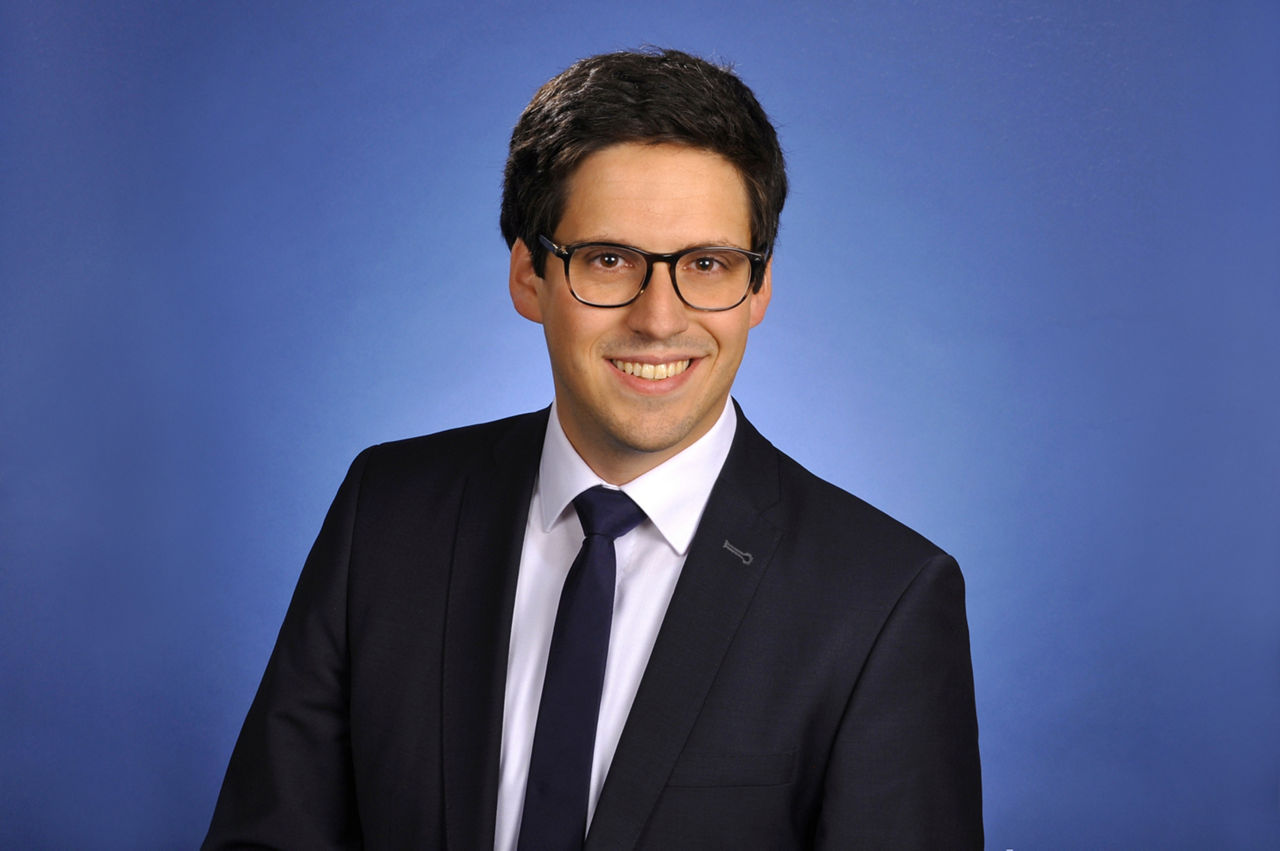 Mann vor Bankgebäude