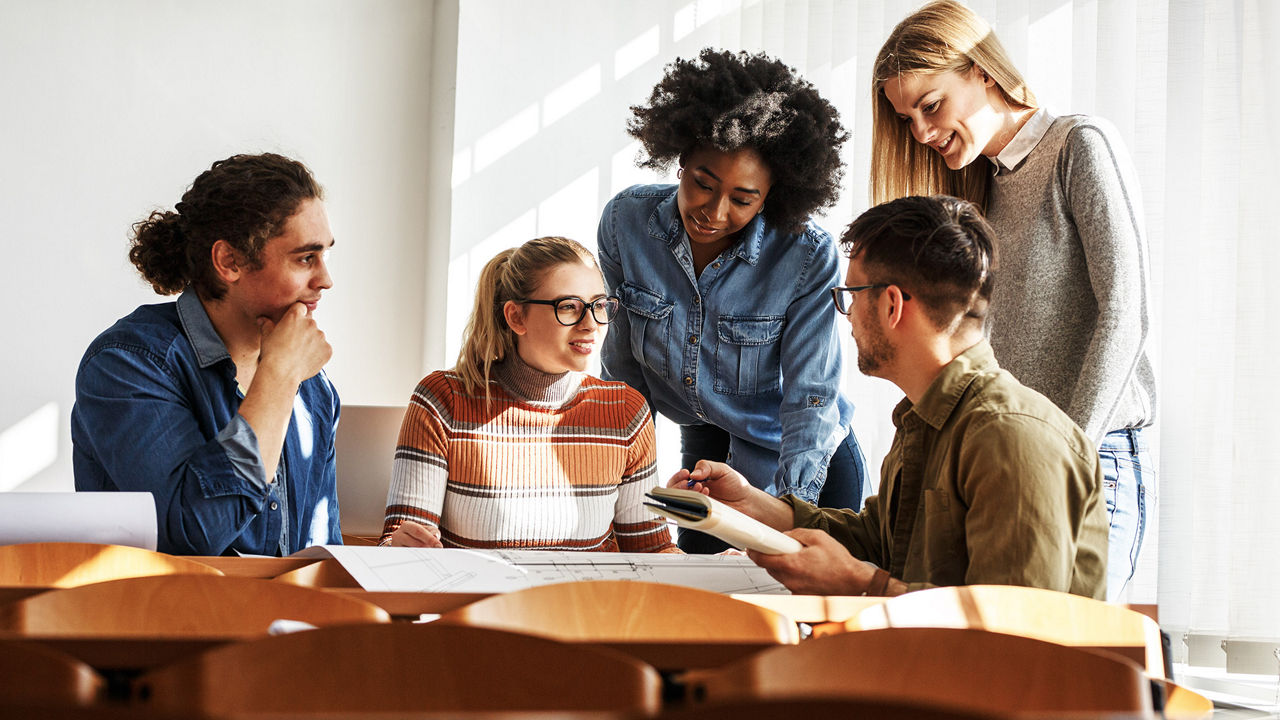Kleine Gruppe von Studenten, die zusammen lernt