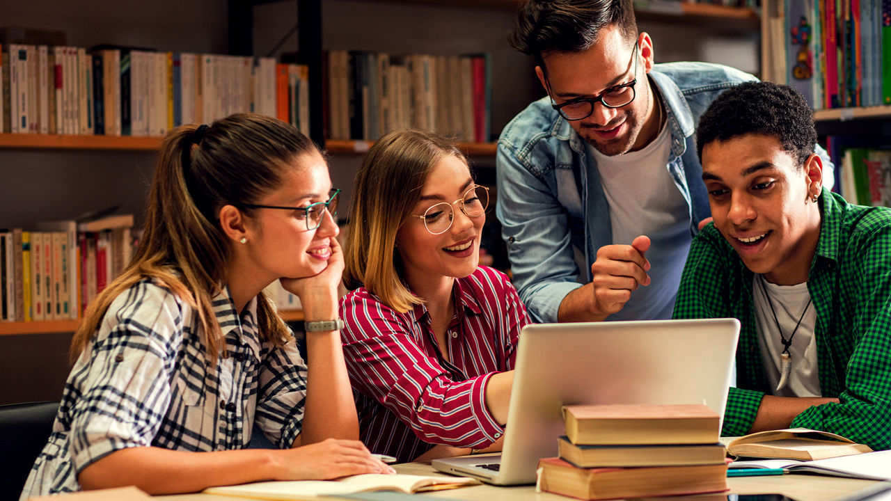 Kleine Gruppe von Studenten, die zusammen lernt