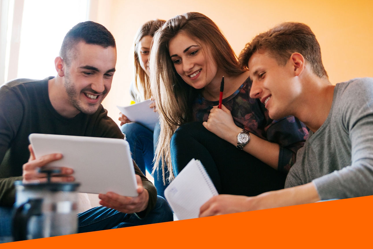 Menschen schauen zusammen auf ein Tablet