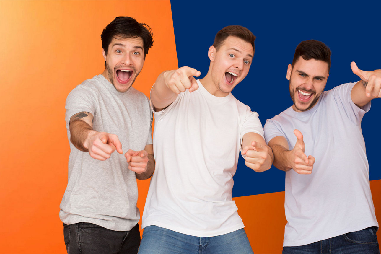 Drei junge Männer im weißen T-Shirt vor orange-blauer Wand