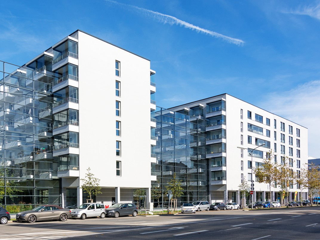 Wohngebäude mit blauem Himmel im Hintergrund