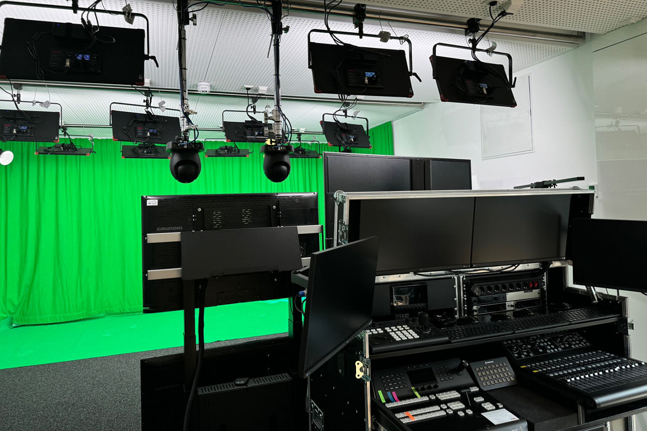 Abgebildet ist das Studio mit Greenscreen und technischer Ausstattung.