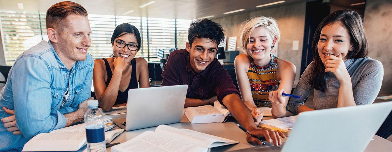 5 Studenten arbeiten zusammen an einem Projekt