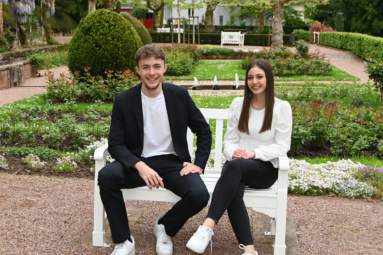 Zwei Personen, die in die Ferne blicken