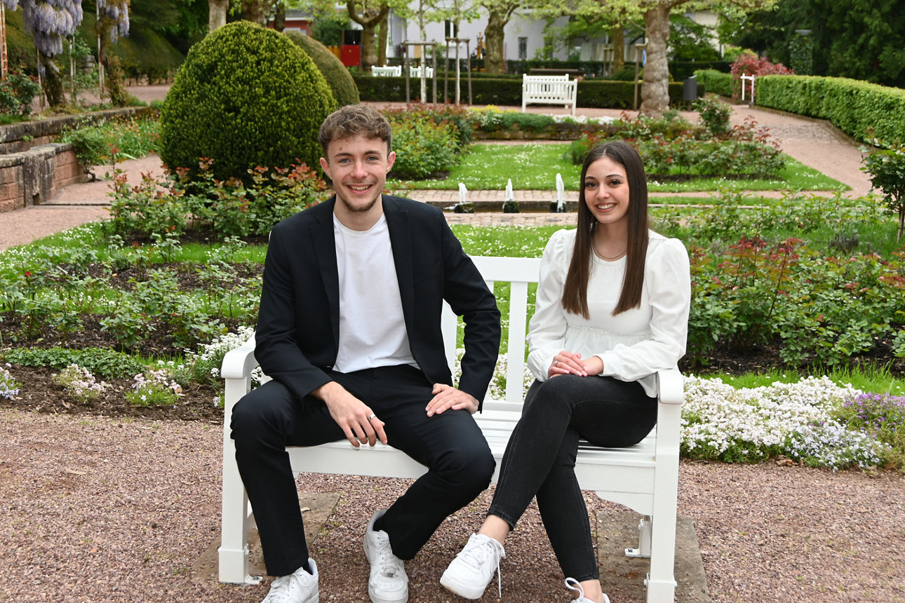 Zwei Personen, die in die Ferne blicken