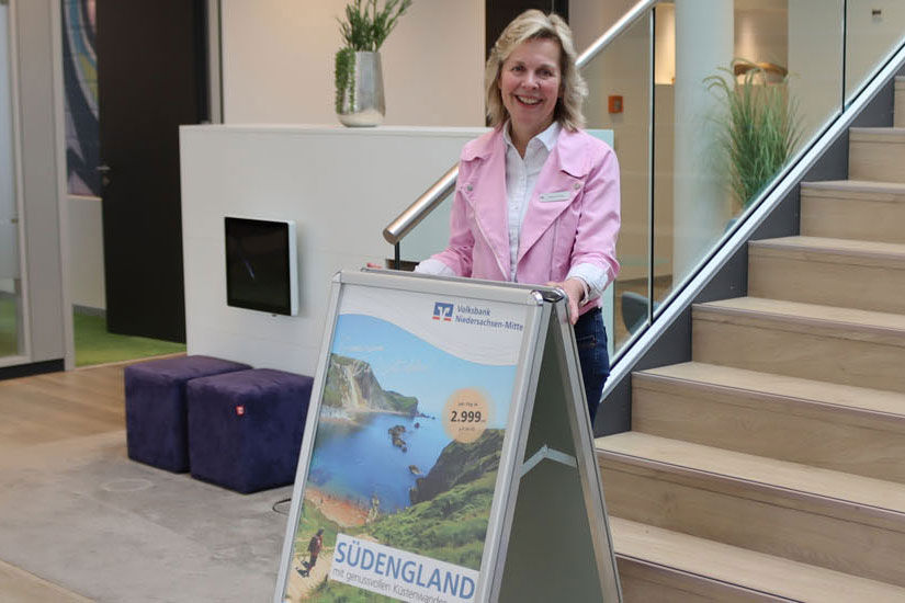 Eine Frau vor einer Treppe in einer Bankgeschäftsstelle