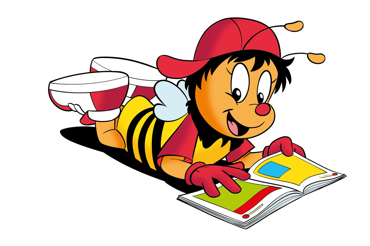 Sumsi liegt auf am Bode auf dem Bauch und liest