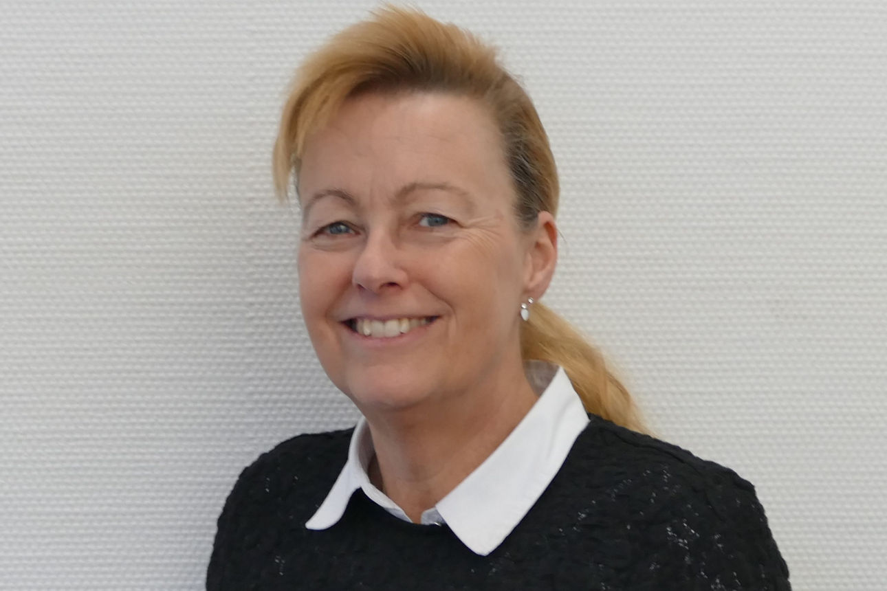 Eine Frau lächelt in die Kamera