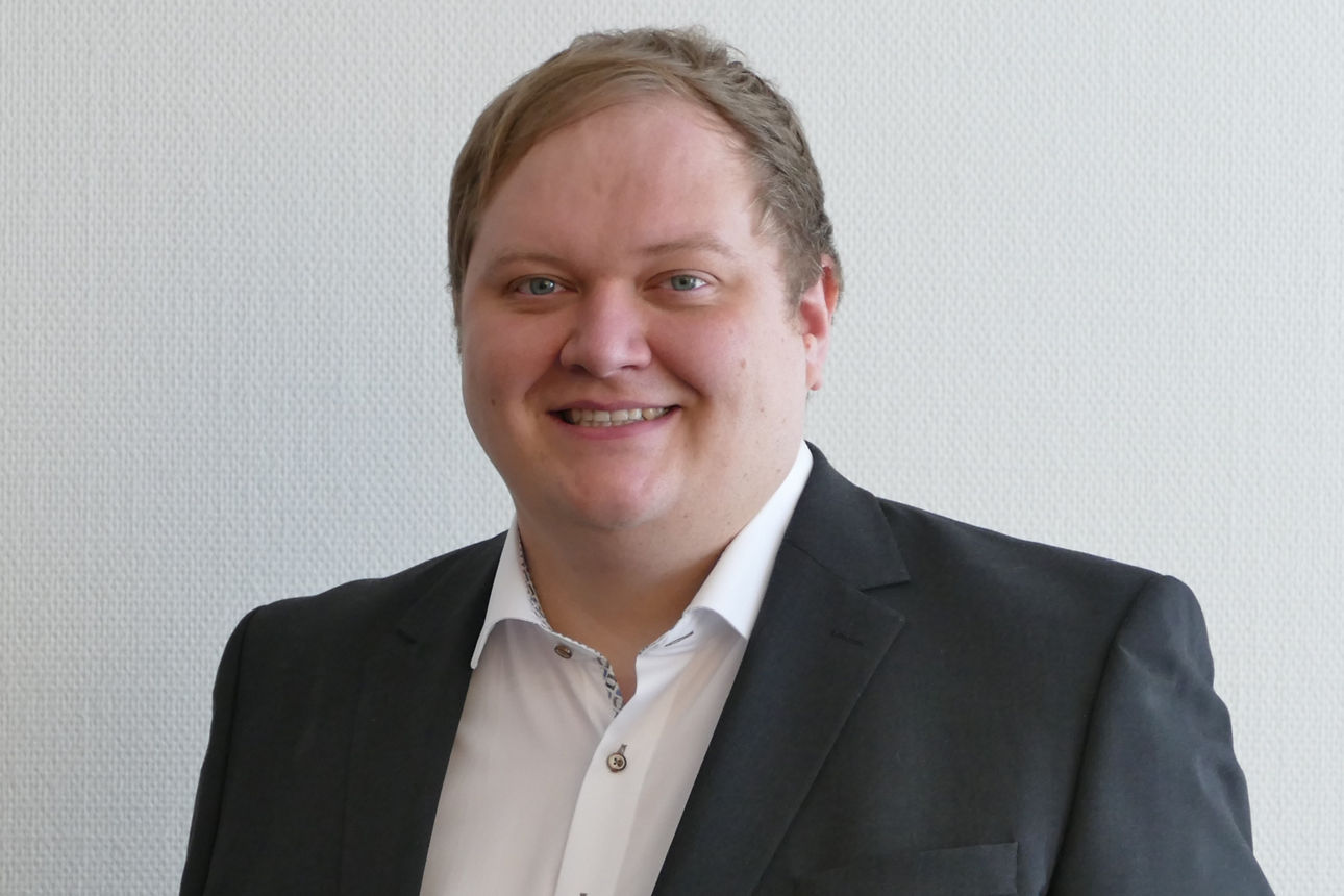 Ein Mann lächelt in die Kamera