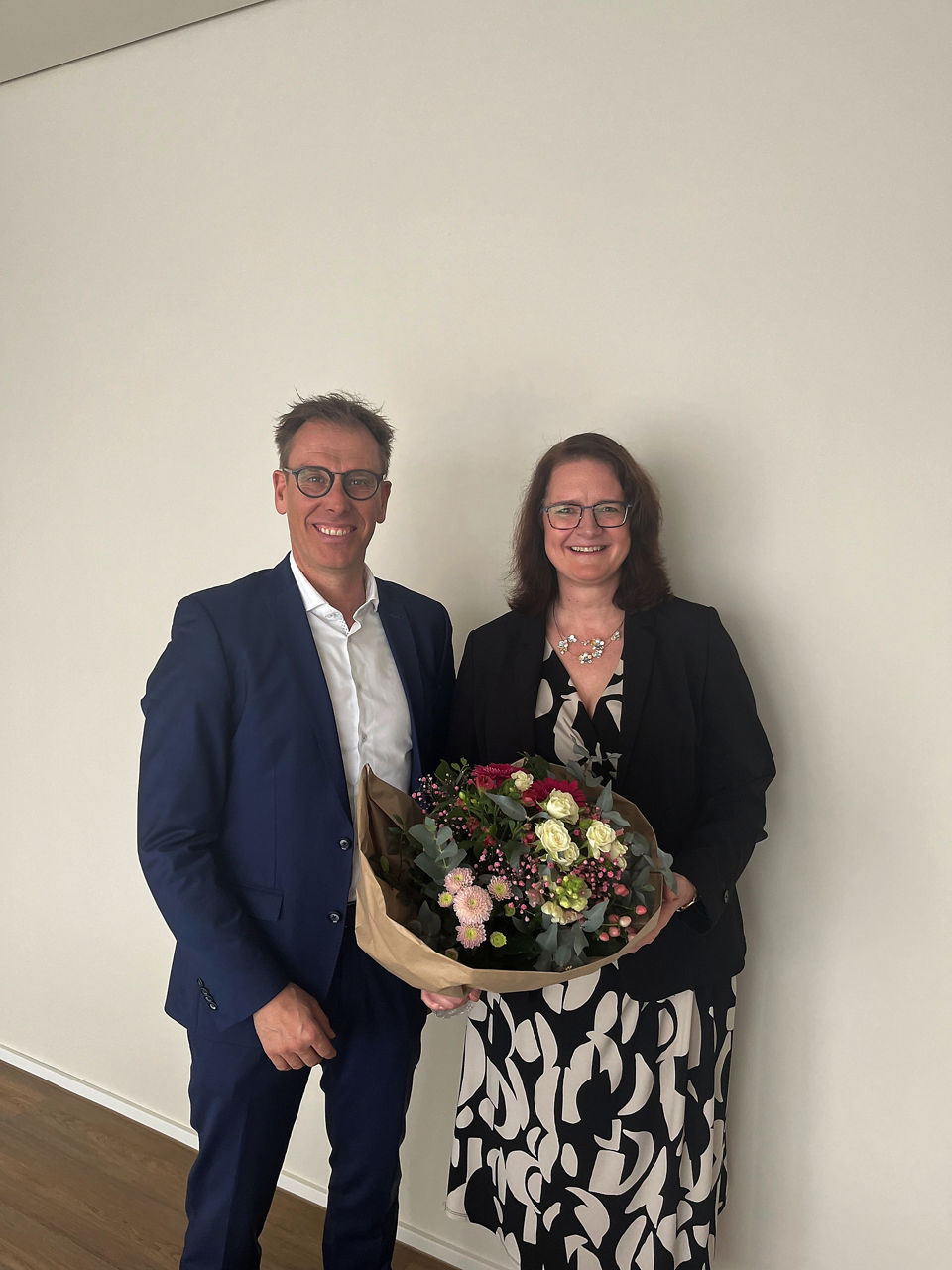 Sven Osterbrink gratuliert Claudia Pleimann  herzlich zu ihrem 25-jährigen Dienstjubiläum mit einem Blumenstrauß