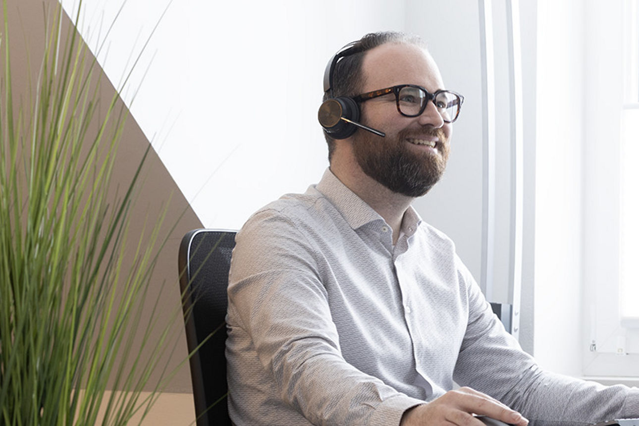 Leite KSC schaut gut gelaunt auf seinen Bildschirm