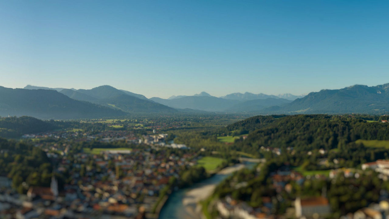 Bergpanorama von Bad Tölz mit einem optischen Fokus in der Ferne
