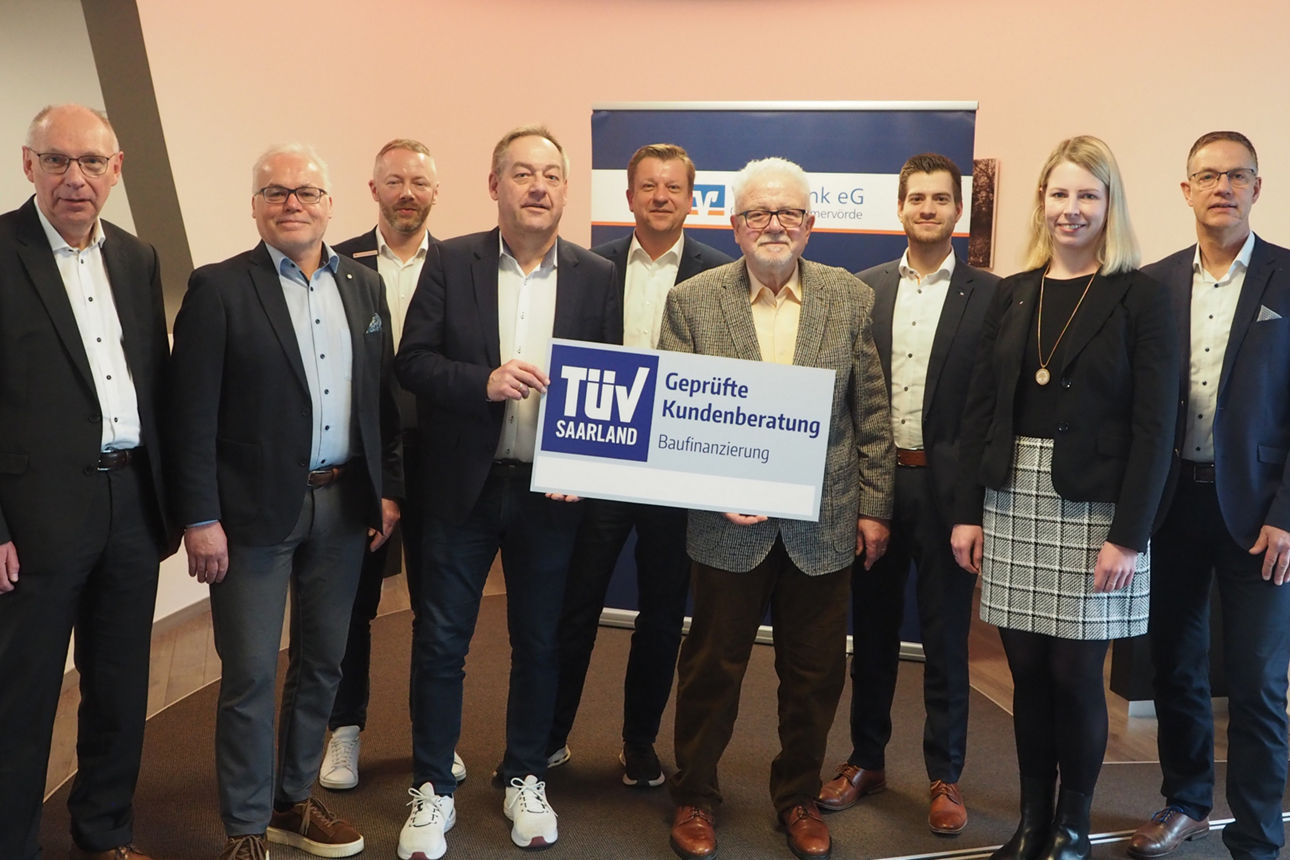 Gruppenbild Berater mit TÜV-Prüfer und Siegelübergabe