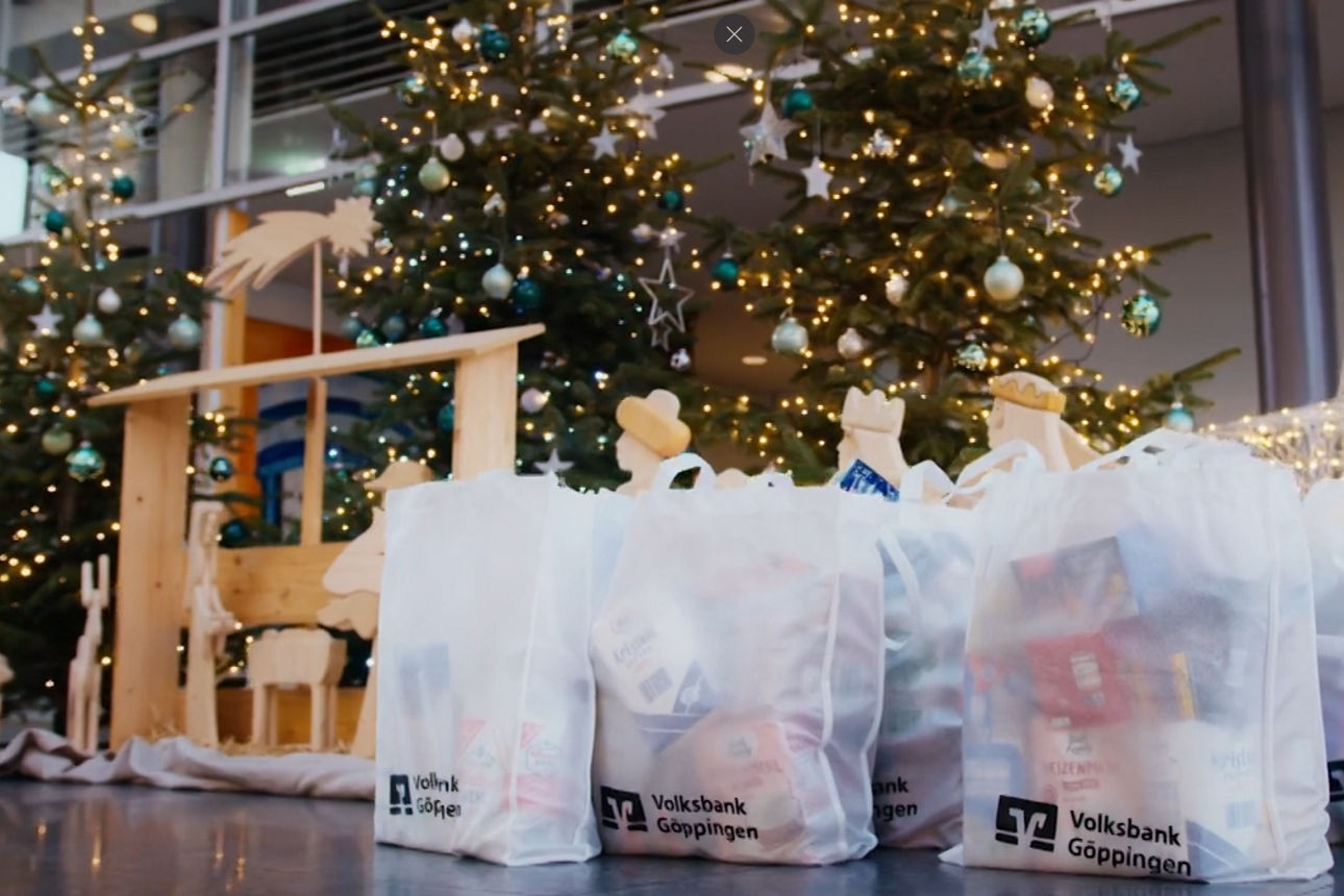 Weiße Tüten vor Weihnachtsbäumen