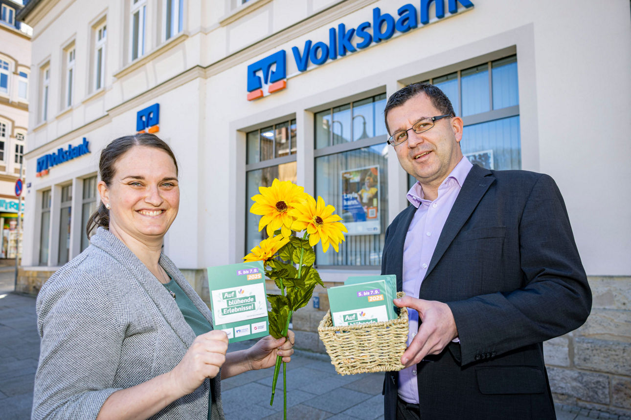 Sara Häntzschel Projektleitung und Volksbank Pirna Geschäftsstellenleiter Michael Deckert vor der Volksbank in Sebnitz