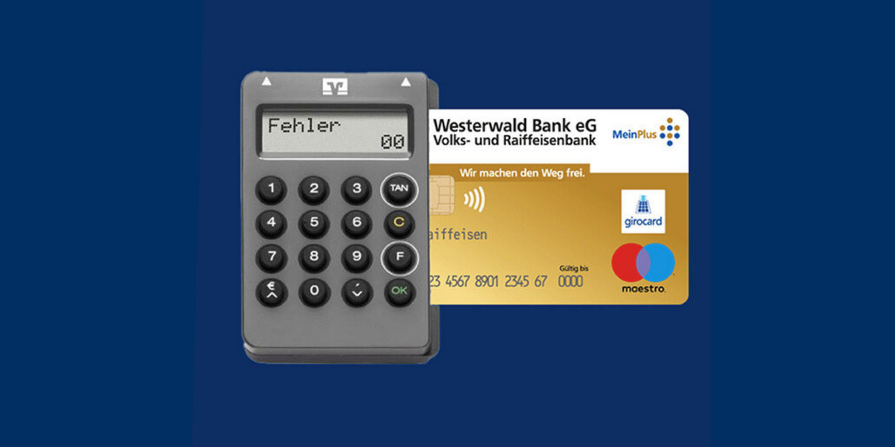 Ein Kartenlesegerät zeigt "Fehler" an, daneben eine goldene Bankkarte der Westerwald Bank .