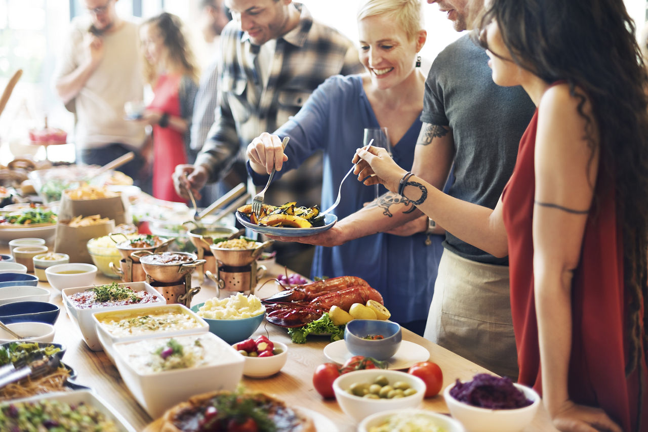 Buffet auf einer Veranstaltung, Menschen bedienen sich am Essen