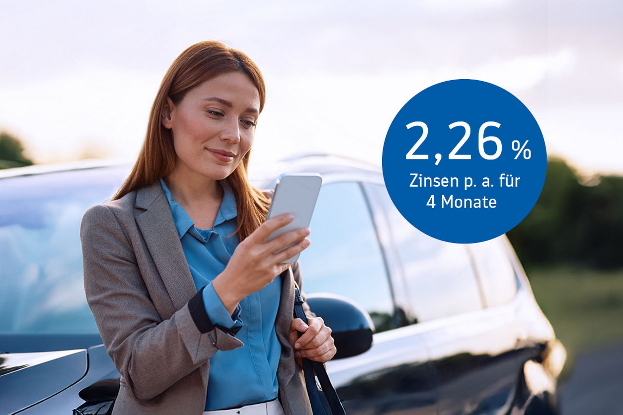 Frau steht mit Handy in der Hand an Auto gelehnt daneben Störer mit Text 2,26% Zinsen p. a. für 4 Monate