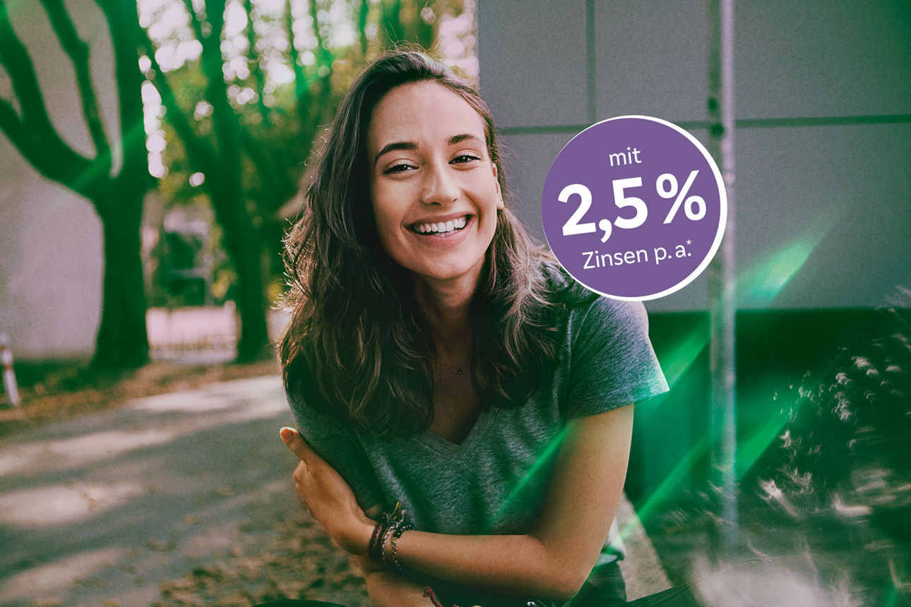 Das Bild zeigt eine lächelnde Frau und einen lila Hinweis mit der Aufschrift 2,5 % Zinsen pro Jahr.