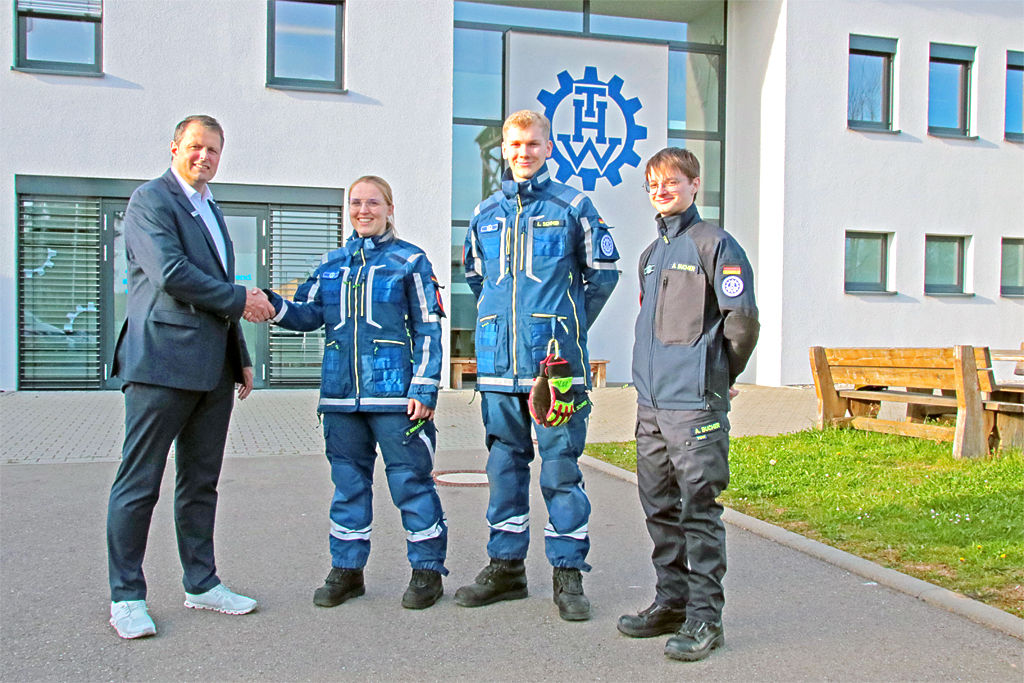 Bankmitarbeiter und drei Personen des THW Ludwigsburg vor dem dem THW Gebäude in Ludwigsburg