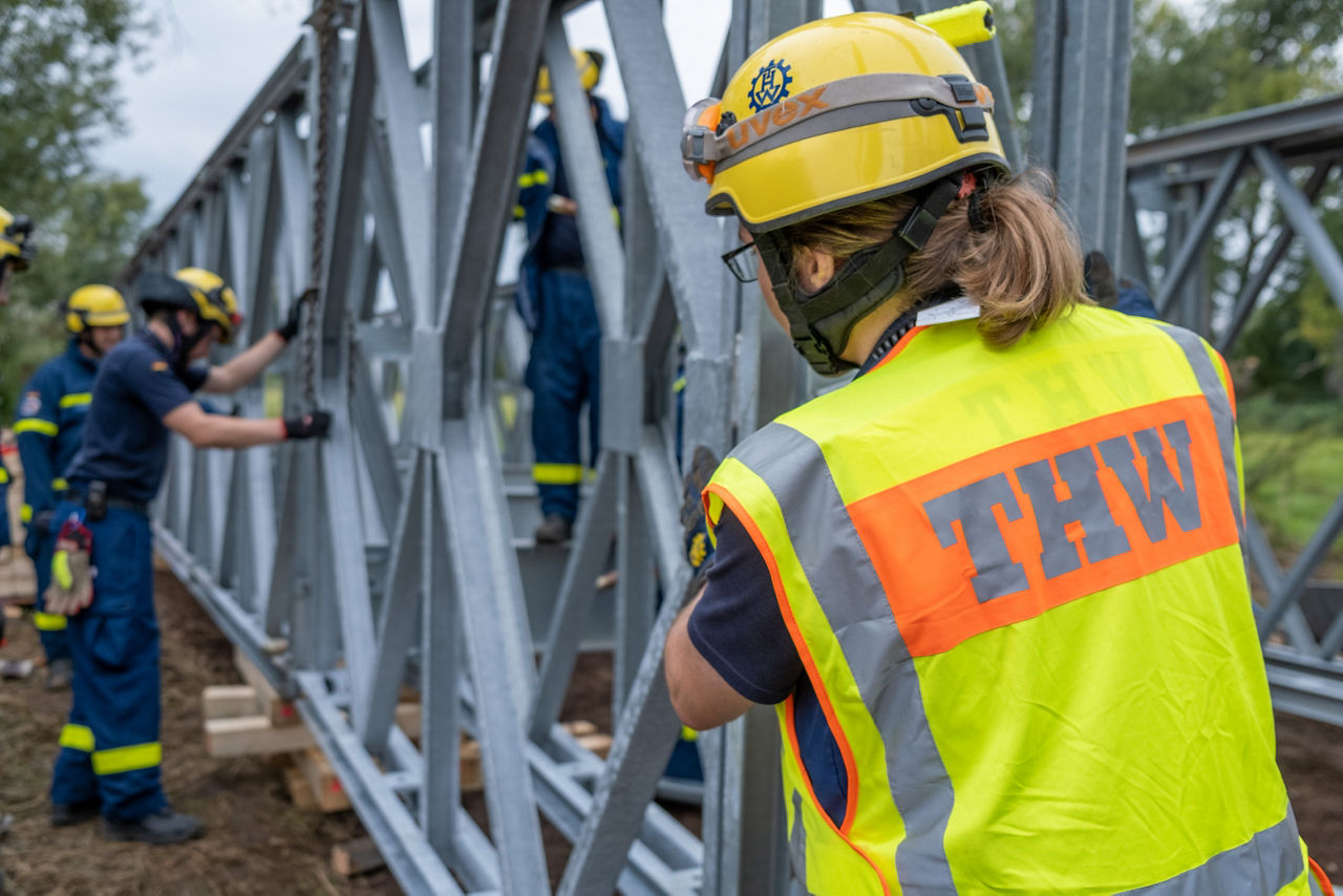Mitglieder des THWs bauen an einer Brücke