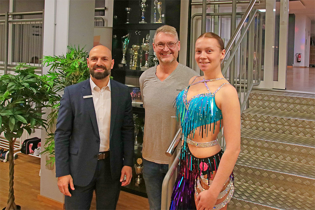 Mitglieder der Tanzsportgemeinschaft Bietigheim mit unserem Bereichsleiter Privatkundengeschäft Anastasios Damianidis