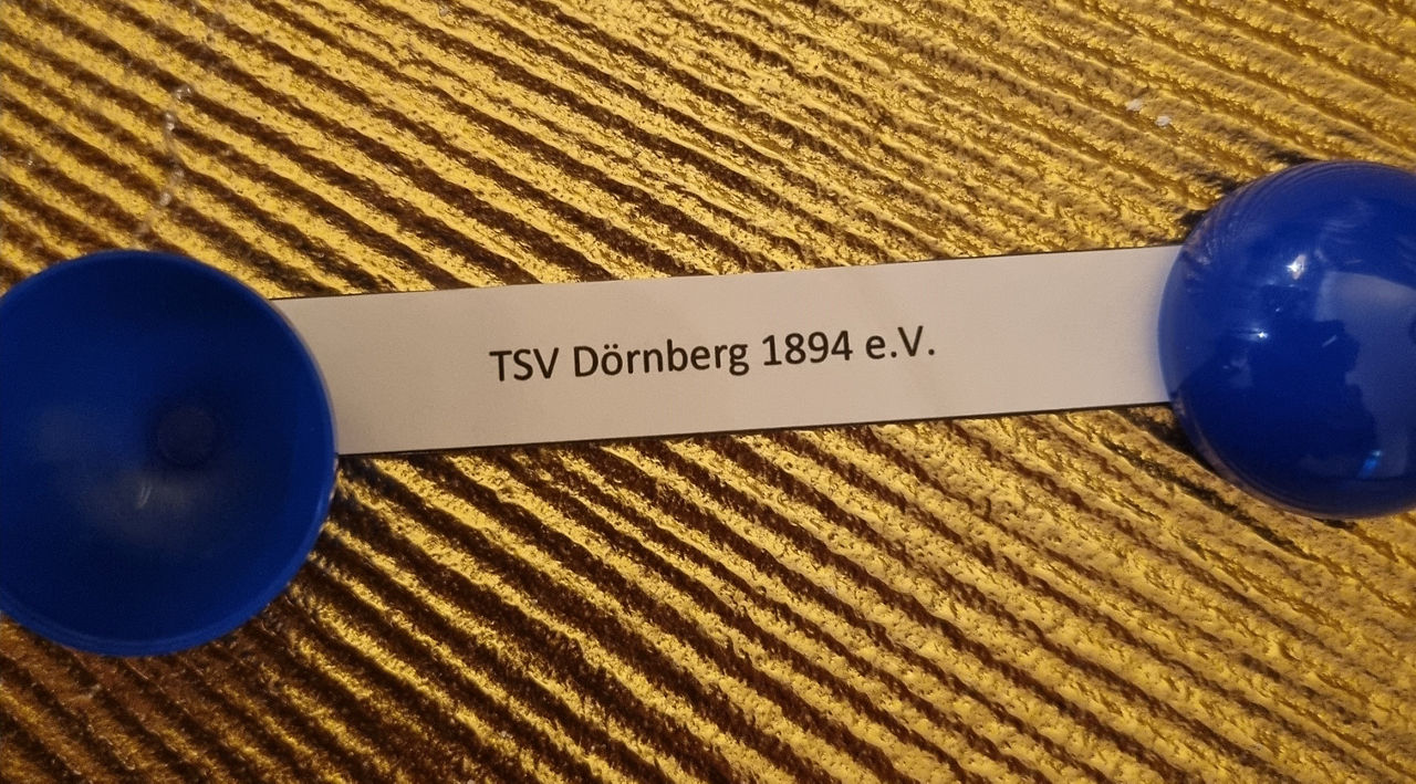 Der Name TSV Dörnberg 1894 e. V. steht auf einem Papierschnipsel, der aus einer offenen Loskugel kommt