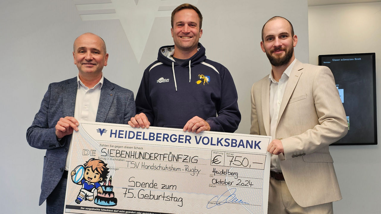 Herren Würthwein, Pipa und Layer präsentieren den Spendenscheck