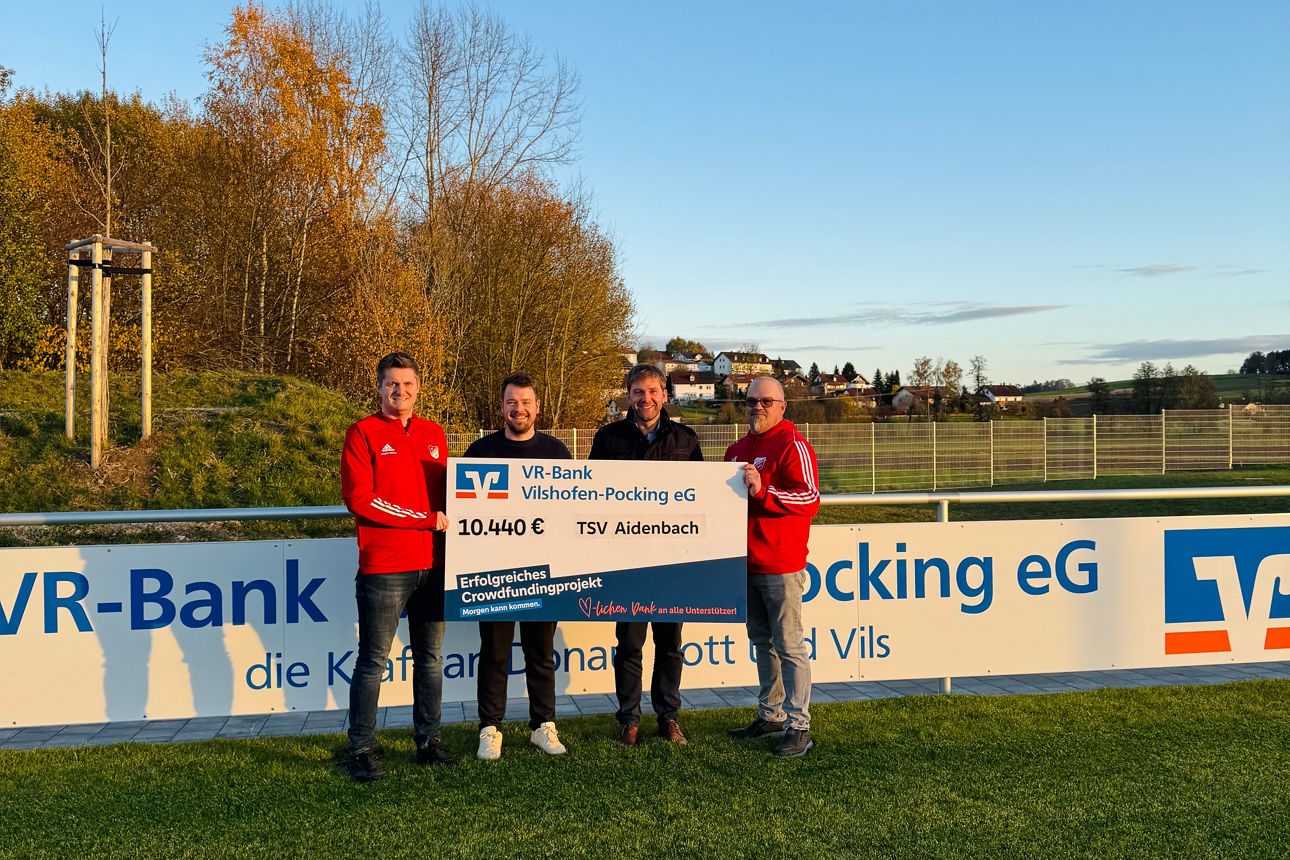 Mitarbeiter der Bank mit den Vereinsvertretern