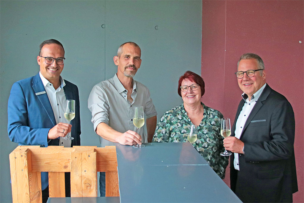 Gruppenbild des TV Löchgau mit Bankmitarbeiter