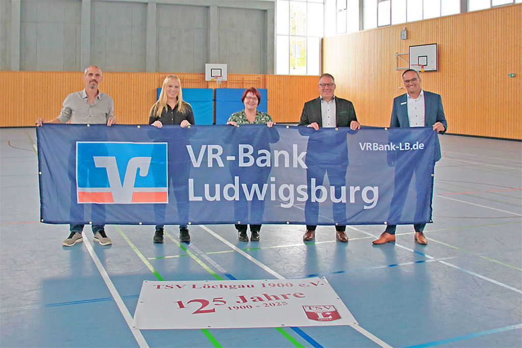 Gruppenbild des TV Löchgau mit Bankmitarbeiter in der Sporthalle